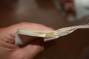  La capa superior es damasco, luego están las dos capas entrelazadas de pato de algodón. El forro se cosió en una etapa posterior.