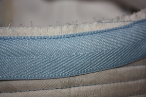  J'ai utilisé du ruban sergé pour la reliure et j'ai cousu un bord sur le côté droit avant de plier le reste et de le coudre à la main à l'intérieur.